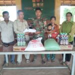 រដ្ឋបាលឃុំឈូក បន្តយកចិត្តទុកដាក់គ្រួសារកងទ័ពជួរមុខ និងគ្រួសារភៀសសឹក ផ្តល់ស្បៀងអាហារ និងថវិកាជួយសម្រាលជីវភាព